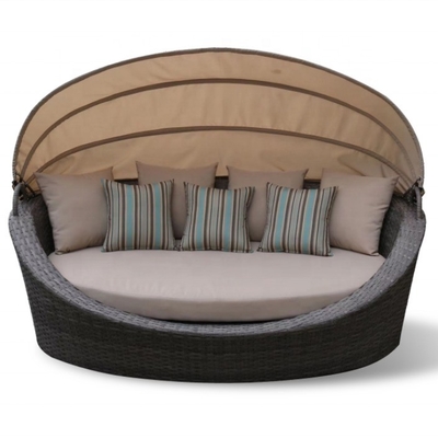 Προσαρμοσμένο έγχρωμο Bistro Set Σύγχρονο σχεδιασμό Αλουμινίου Ρατάνι Σωφάκι Set με Τσάι Τραπέζι